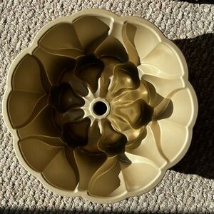 Williams Sonoma Gold Magnolia Bundt Pan